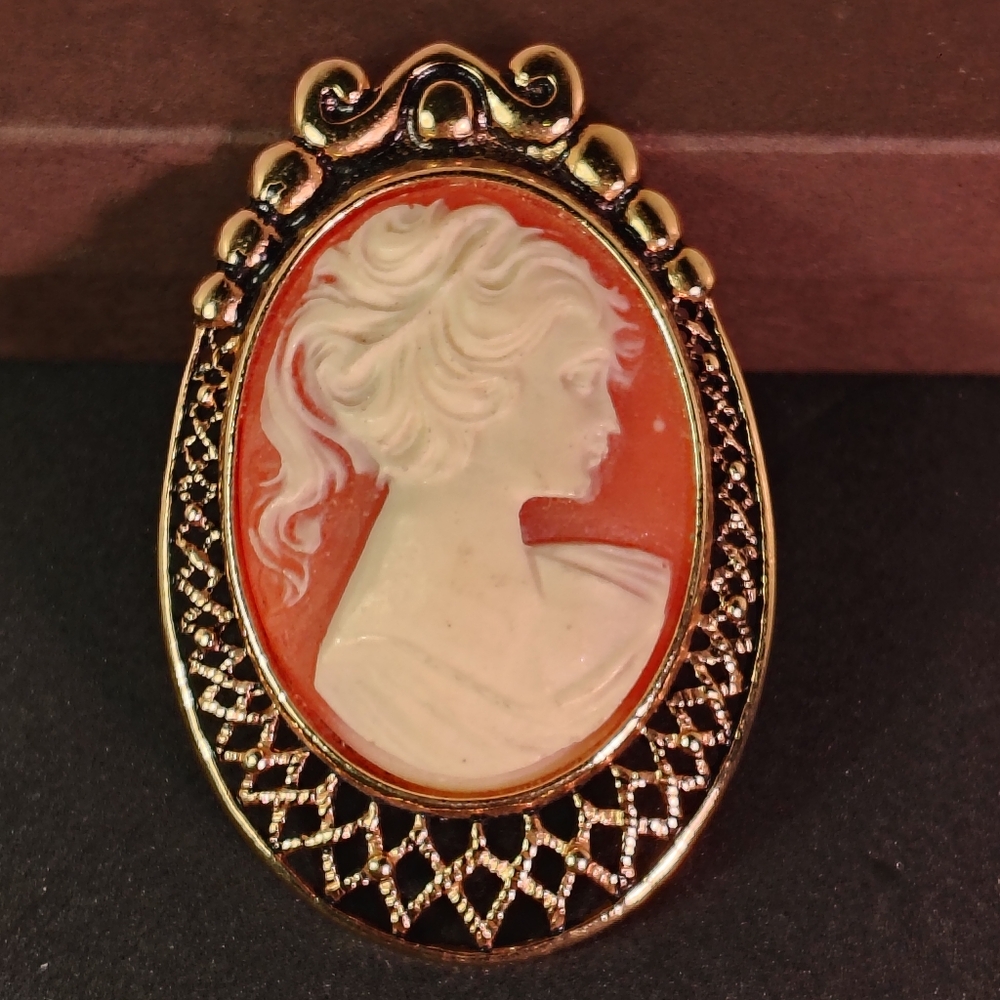 Vintage Cameo Gold Tone Figural Silhouette Pink White Brooch Pin